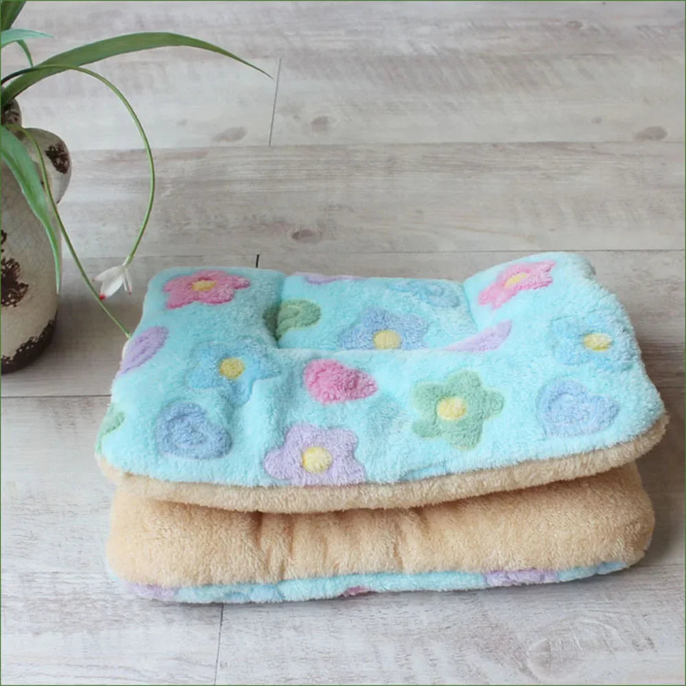 Comfortable Flannel Pet Mat Dog Bed Cat Bed Thickened Sleeping Mat Dog Blanket Mat Suitable for Puppies Kittens Pet Rug