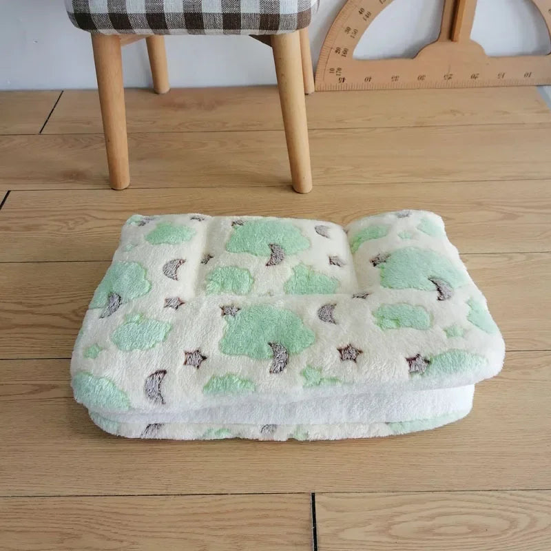 Comfortable Flannel Pet Mat Dog Bed Cat Bed Thickened Sleeping Mat Dog Blanket Mat Suitable for Puppies Kittens Pet Rug