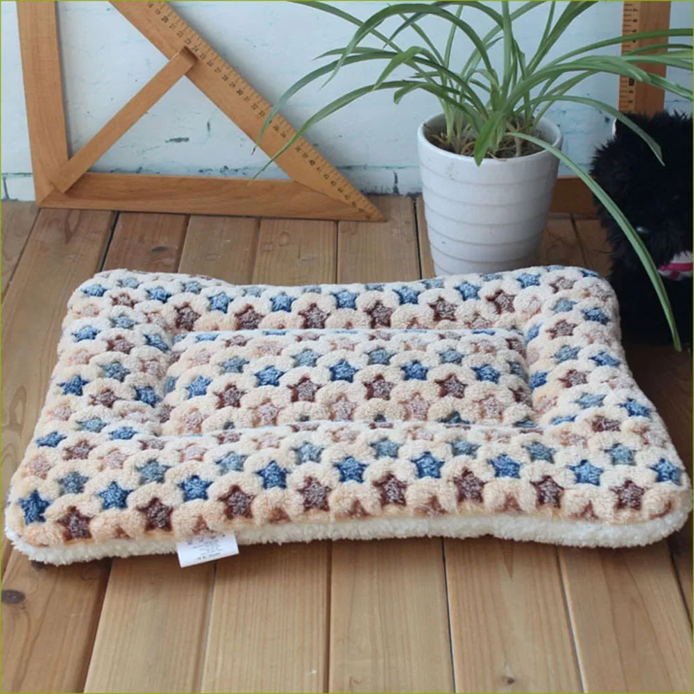 Comfortable Flannel Pet Mat Dog Bed Cat Bed Thickened Sleeping Mat Dog Blanket Mat Suitable for Puppies Kittens Pet Rug