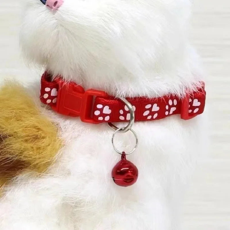 Collier pour animal de compagnie avec clochette, empreinte de pas de dessin animé, accessoires colorés pour chien, chiot, chat, collier pour chaton, anneau de sécurité réglable, collier pour animal de compagnie