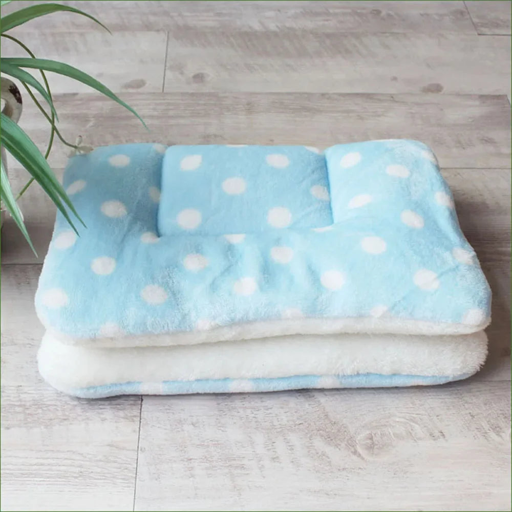 Comfortable Flannel Pet Mat Dog Bed Cat Bed Thickened Sleeping Mat Dog Blanket Mat Suitable for Puppies Kittens Pet Rug