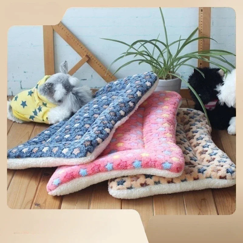 Comfortable Flannel Pet Mat Dog Bed Cat Bed Thickened Sleeping Mat Dog Blanket Mat Suitable for Puppies Kittens Pet Rug